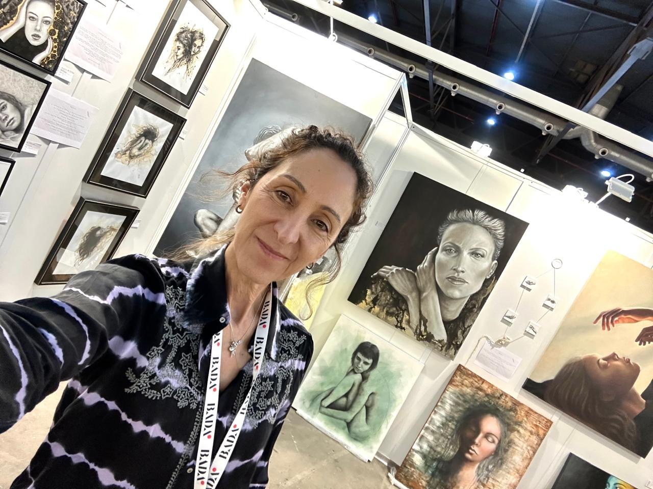 María Laura Esain en la feria BADA, rodeada de su obra